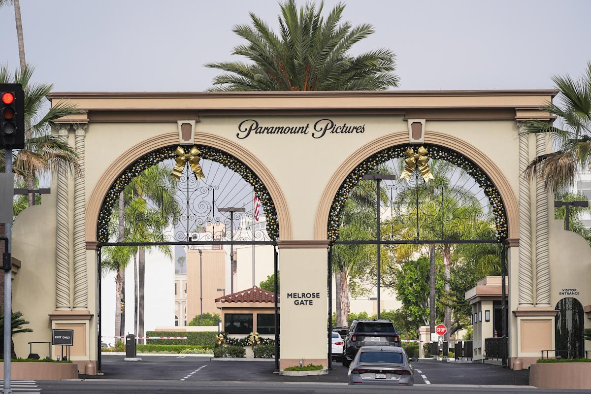 Paramount agrees to buy Warner Bros. Discovery, pays Netflix .8 billion for breakup Paramount agrees to buy Warner Bros. Discovery, pays Netflix .8 billion for breakup