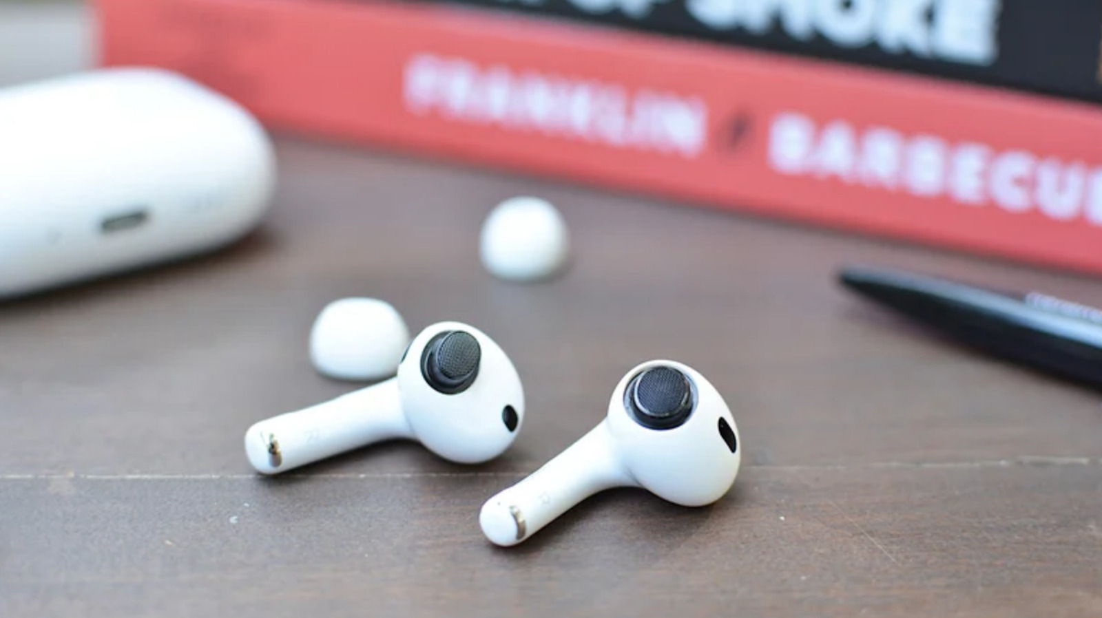 We Have More Details On Apple’s Camera-Equipped AirPods And They Are Pretty Dang Weird